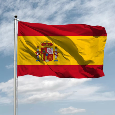 Ο κόσμος πολυεστέρα χρώματος Pantone σημαιοστολίζει την κρεμώντας εθνική σημαία της Ισπανίας ύφους